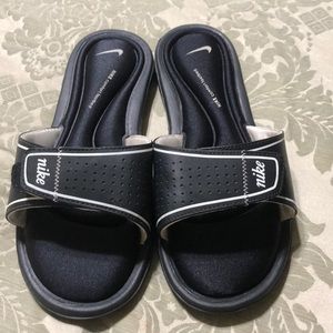 EUC- Like New NIKE Adjustable Slides